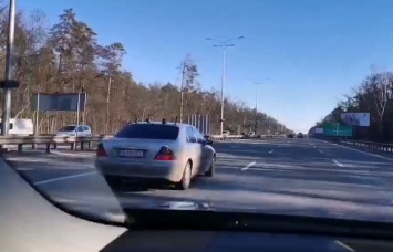 В Киеве заметили очень странный «шпионский» автомобиль (видео) | ТопЖыр