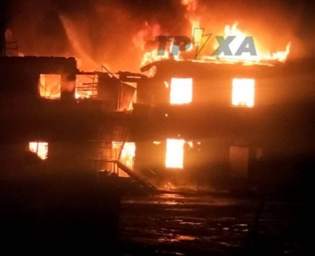 В Днепре возле Нового моста сгорел двухэтажный заброшенный дом (ФОТО, ВИДЕО)