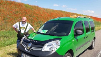 «Ромашкино такси»: в Днепре мужчина помогает жителям города