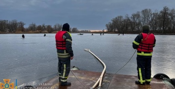 В городе Запорожской области рыбаков уговаривают покинуть тонкий лед