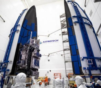 NASA показало процес запечатывания спутника в ракет