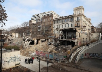 Мэр Одессы хочет прикрыть баннерами руины на Деволановском спуске