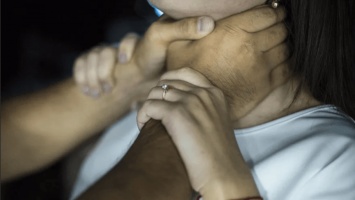 Житель Марганца голыми руками задушил жену: приговор суда