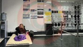 Лежала на матрасе и вязала: в Днепре женщина устроила пикет в отделении полиции, чтобы вернули iPhone, Apple Watch и компьютеры
