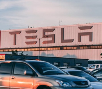 Компанию Tesla обвинили в расизме