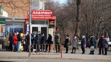 Очереди на заправках, в аптеки и банкоматы: что происходит в центре Никополя