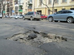 В центре Одессы водители рискуют повредить авто (ФОТО, ВИДЕО)