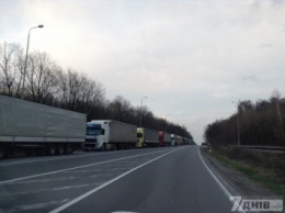 На украинско-словацком кордоне образовалась огромная очередь из грузовиков (ФОТО)