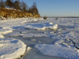 В районе Нижней Лисихи рыбак провалился под лед