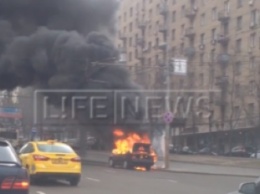 В центре Москвы у здания МИДа пламя уничтожило иномарку