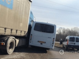 В Голосеевском районе маршрутка с пассажирами столкнулась с грузовиком (ФОТО)