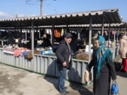 Не всем торгующим "с земли" на улице Казанцева хватило места на благоустроенном "блошином" рынке (ФОТО+ВИДЕО)