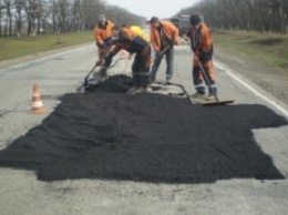 Служба автодорог в Херсонской области борется с ямами на дорогах