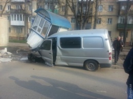 В Одессе микроавтобус влетел в будку охранников стоянки - чудом никто не пострадал