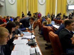 Депутаты увеличили депутатский фонд до 12,8 млн гривен