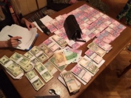 Еще трех должностных лиц вуза в Черкассах разоблачили во взяточничестве