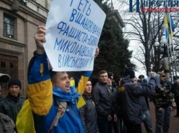 В Николаеве собрался пикет возле мэрии