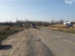На въезде в Одессу жители перекрыли бетонными блоками дорогу, чтобы под окнами не ездили фуры (ФОТО)