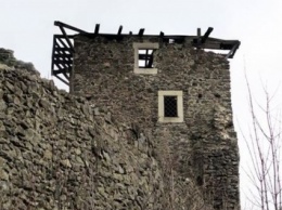 В Невицком замке обрушилась крыша с башни (ФОТО)