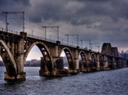 Баржа из Днепродзержинска столкнулась с мостом в Днепропетровске