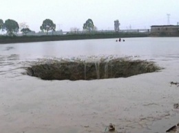 В китайском озере вода с 25 тоннами рыбы ушла под землю, как в водосточный колодец: уникальные кадры