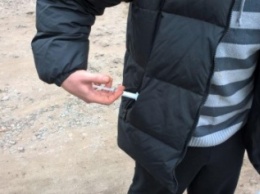 Славянские правоохранители борются с наркотиками: изъятие шприцов и конопли