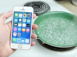 Американец сварил iPhone SE в кипящей воде в честь дня рождения Apple [видео]