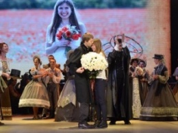 Соединяя сердца: Крымский музтеатр помог симферопольцу необычно сделать предложение возлюбленной прямо во время спектакля (ФОТО)