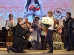 Крымский романтик сделал предложение своей девушке на сцене Музтеатра