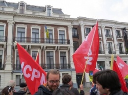 Под украинским посольством в Гааге проходит митинг "Стоп фашизму на Украине!"