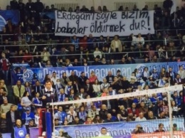 Во время волейбольного матча на трибунах появились баннеры против Эрдогана