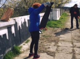 Крымскотатарские активисты собрали 15 мешков мусора на «лестнице любви» в Симферополе