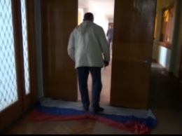 "Проверка на вшивость": на Луганщине депутаты заходили в сессионнй зал через прибитый гвоздями к полу флаг России