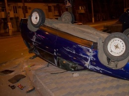 В центре Николаева ВАЗ протаранил Toyota, несколько раз перевернулся и упал на крышу: троих людей увезла «скорая»