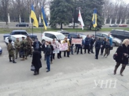 Днепропетровские активисты митинговали под Соборным районным советом