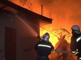 В Житомире во время пожара в заброшенном гараже пострадал бомж