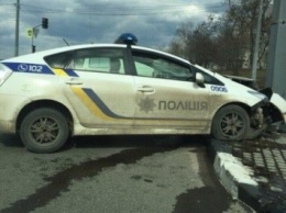 Патрульная машина полиции врезалась в столб в Харькове