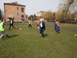 Шепетовские ученики учили меценатов играть в футбол