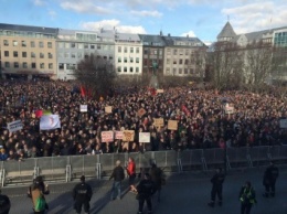 Более 10 тысяч исландцев вышли на митинг с требованием отставки премьера