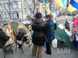 Одесские активисты разблокируют один вход в прокуратуру