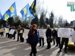 «Москва - преисподняя»: в Николаеве активисты вышли пикетировать горсовет - требуют разорвать побратимство с Москвой