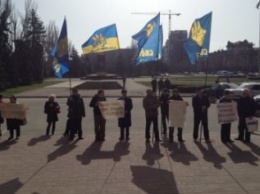 Перед очередной сессией Николаевского горсовета Свобода митингует против "сепаратистов во власти" (ФОТО)