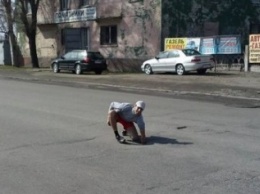 В Днепродзержинске активист предупреждает об огромных ямах на дорогах и аварийно опасных столбах