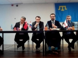 В Нидерландах агитируют за Украину под крымскотатарским флагом