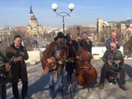 Борис Гребенщиков спел в харьковском сквере