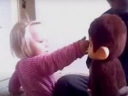 В Финляндии оштрафованы родители, учившие дочь избивать плюшевую обезьяну-"мигранта"