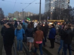 Две сотни киевлян телами остановили трамваи и автобусы (ФОТО)