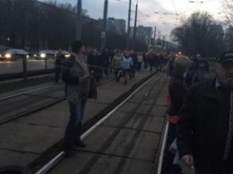 Жители столичной Борщаговки перекрыли движение трамваев - протестуют против новостройки