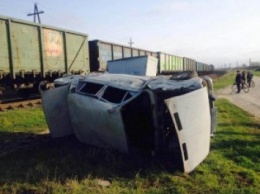 Автомобиль столкнулся с локомотивом в Одесской области, есть пострадавшие