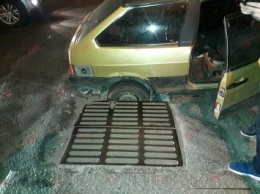 Фотофакт: В курортном городе машина провалилась под асфальт
